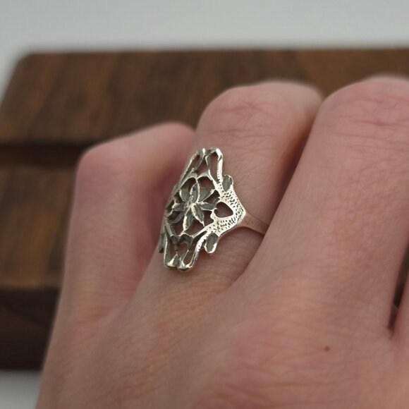 Size 7.5 925 Sterling Silver Textured Odd Floral Ring - Picture 2 of 6